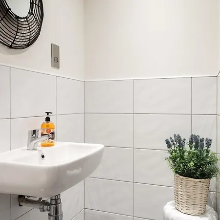 Modern 2 Bedroom With 75” Tv & Free Wi-Fi Bradford  Exterior photo