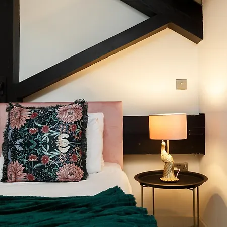 Modern 2 Bedroom With 75” Tv & Free Wi-Fi Bradford  Exterior photo