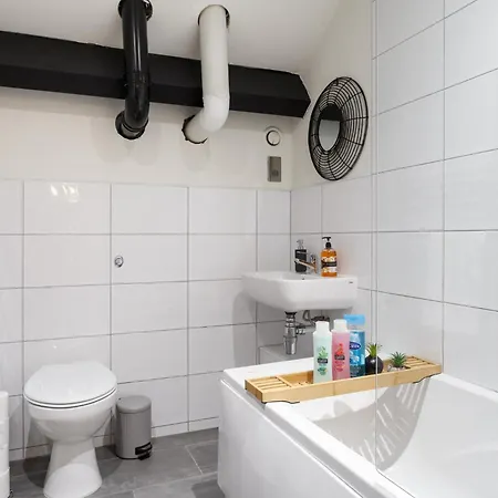 Modern 2 Bedroom With 75” Tv & Free Wi-Fi Bradford  Exterior photo