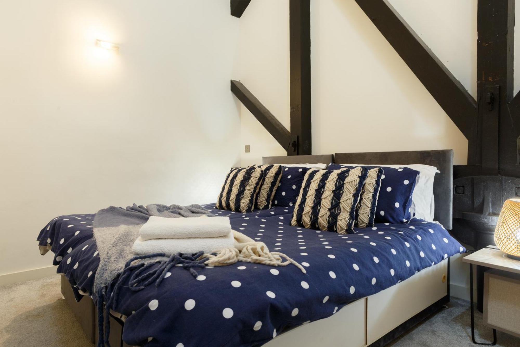 Modern 2 Bedroom With 75” Tv & Free Wi-fi Apartment