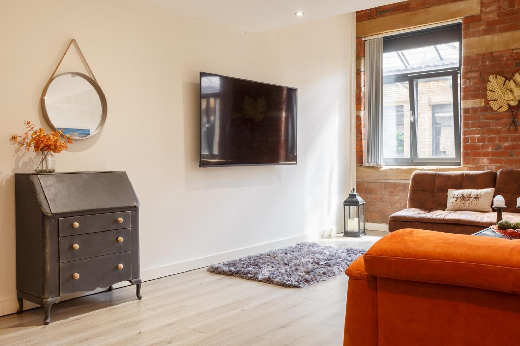 Modern 2 Bedroom With 75” Tv & Free Wi-fi Apartment *