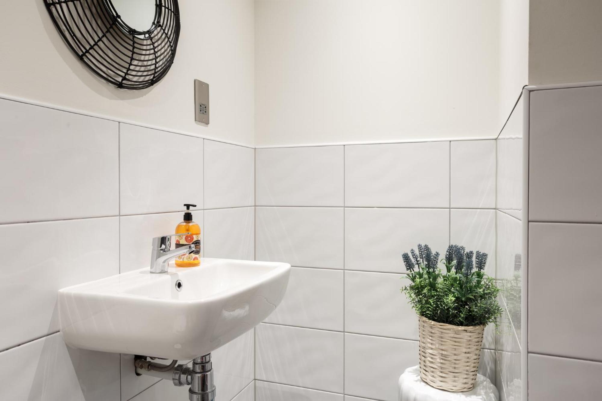 Modern 2 Bedroom With 75” Tv & Free Wi-fi Bradford (West Yorkshire)