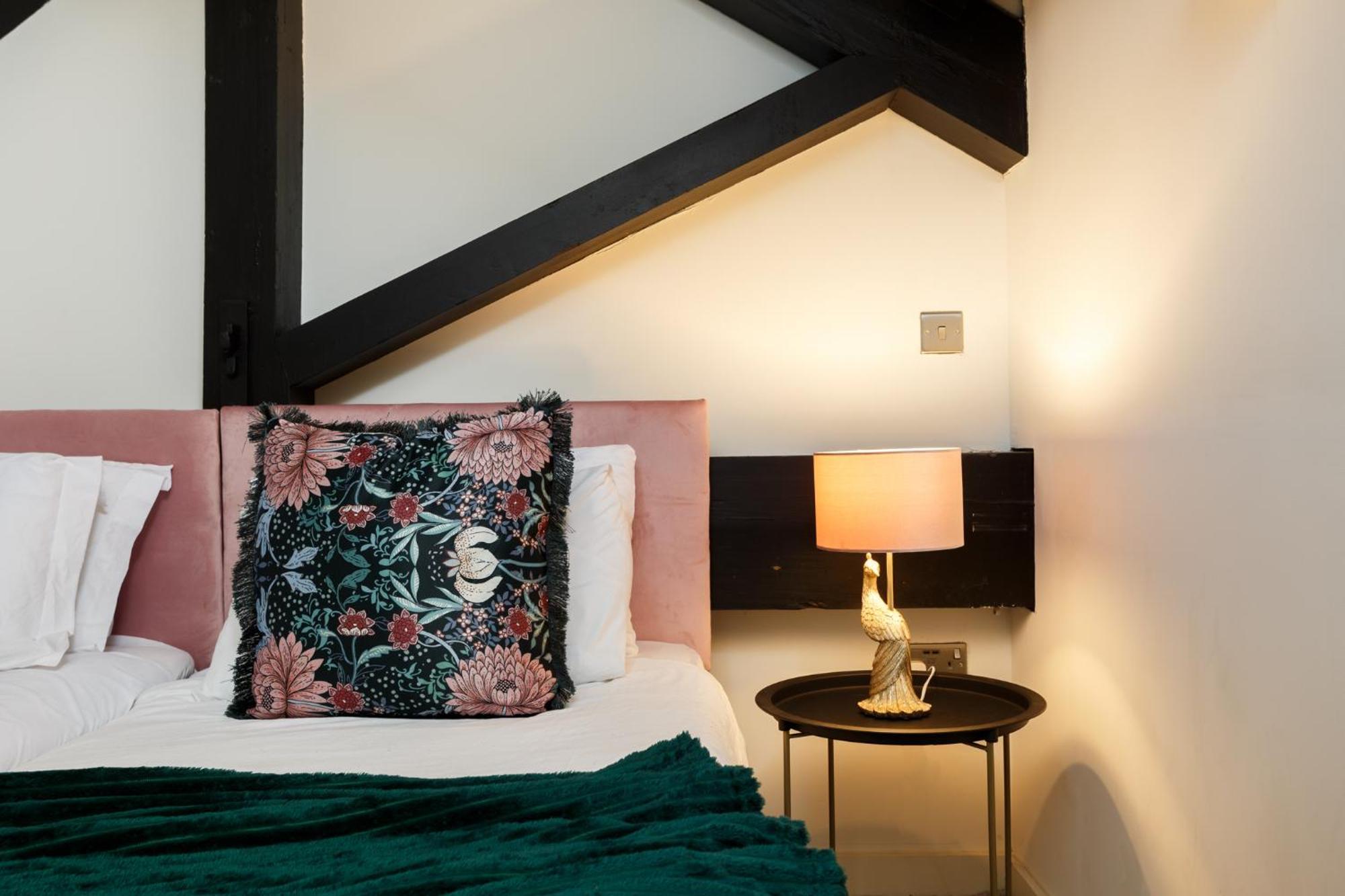 Apartment Modern 2 Bedroom With 75” Tv & Free Wi-fi *