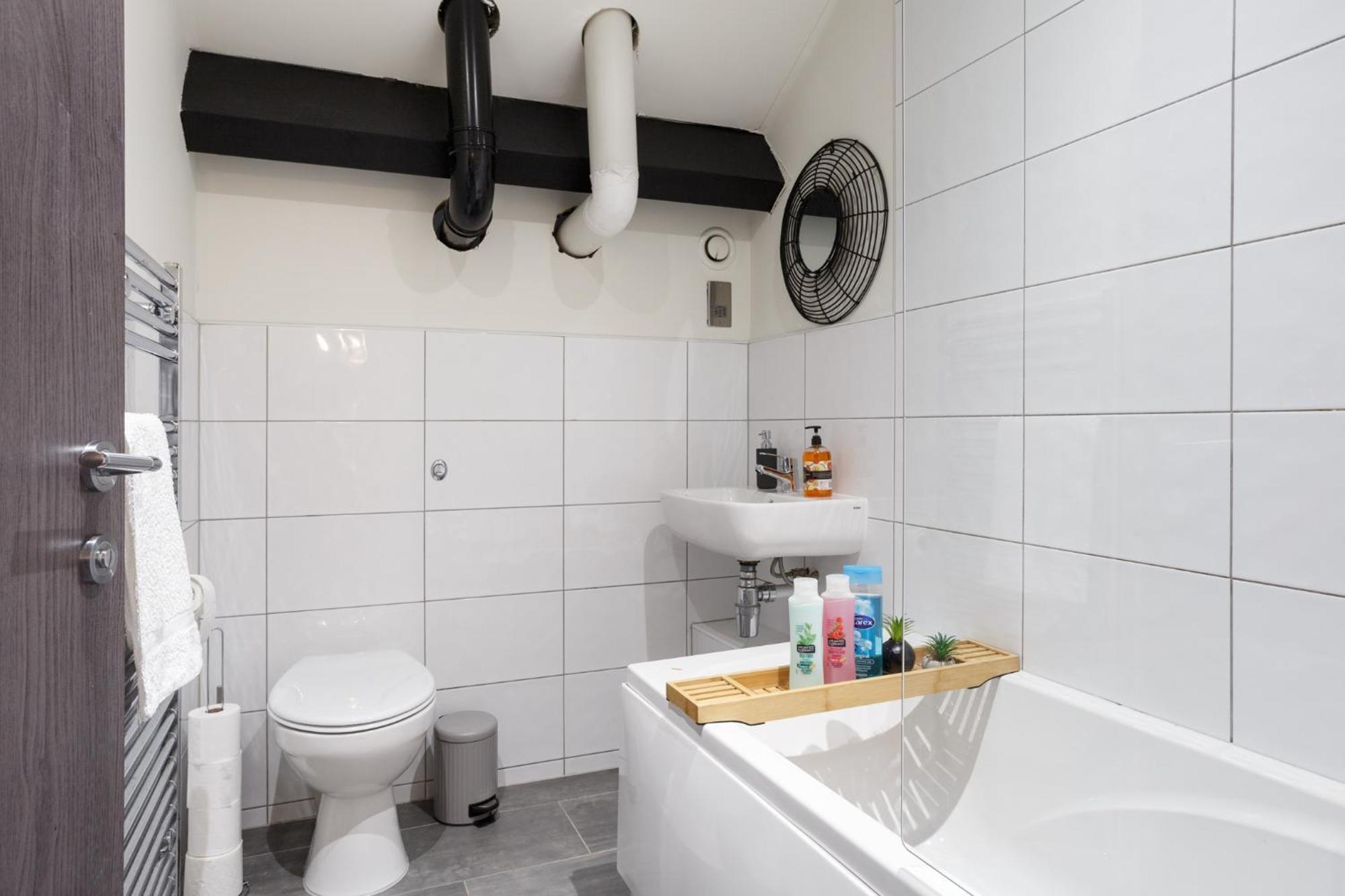 Modern 2 Bedroom With 75” Tv & Free Wi-fi