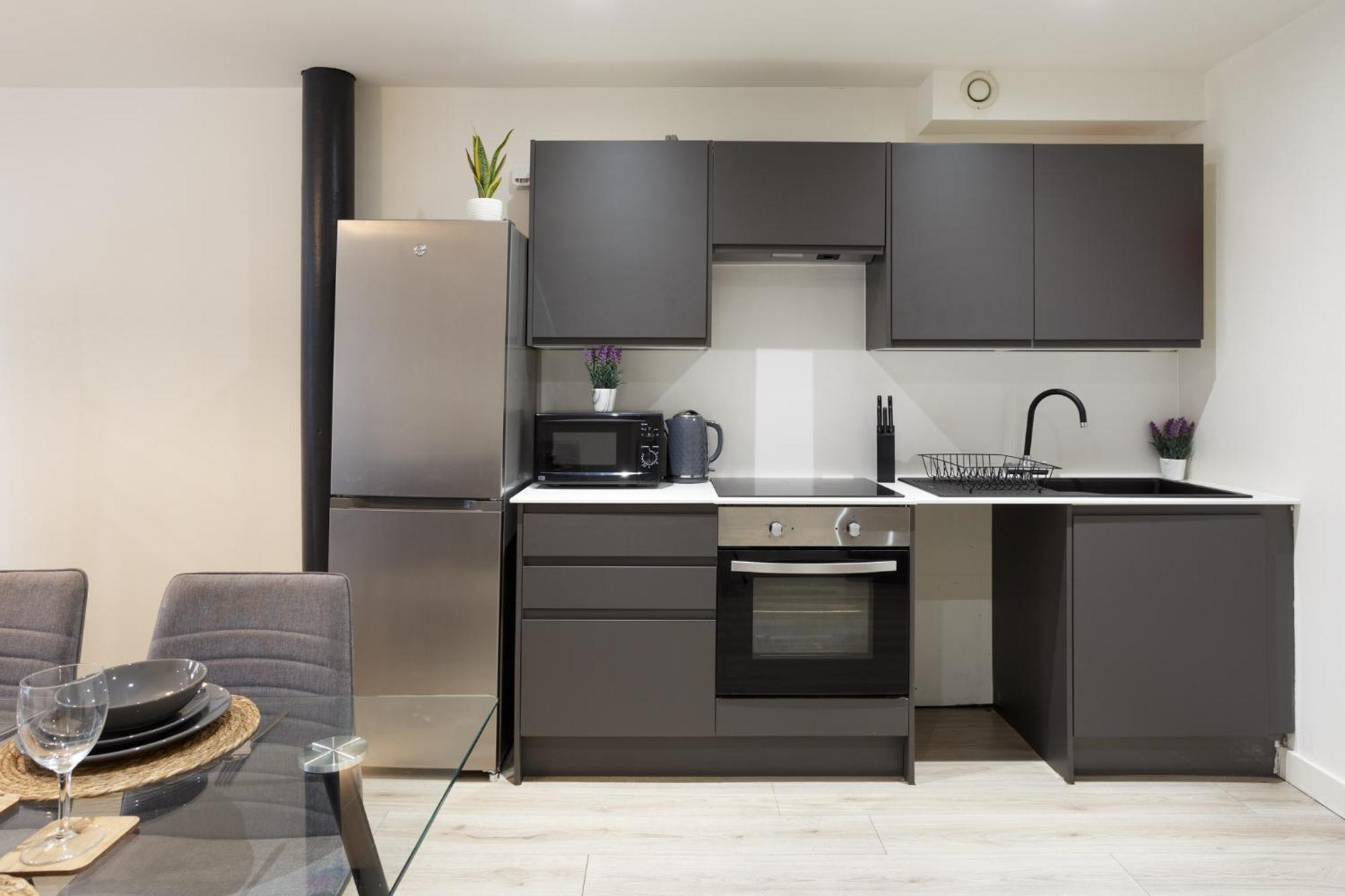Modern 2 Bedroom With 75” Tv & Free Wi-fi Apartment